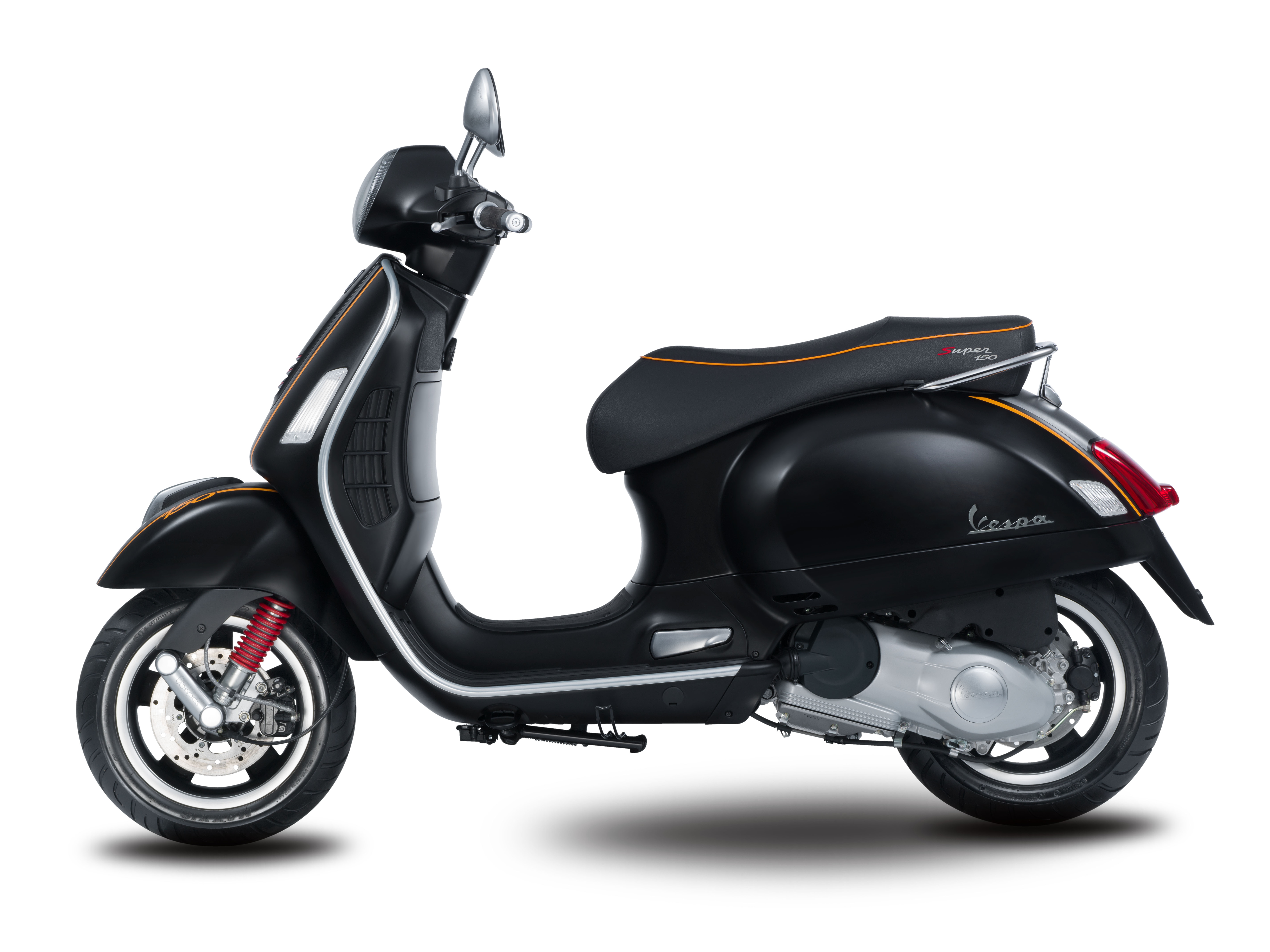 Theo đại diện của Piaggio, Vespa GTS Super 150 3V i.e và Vespa Sprint 150 3V i.e màu đen mờ mới dành cho những người dùng đam mê dòng xe tay ga thể thao. 
