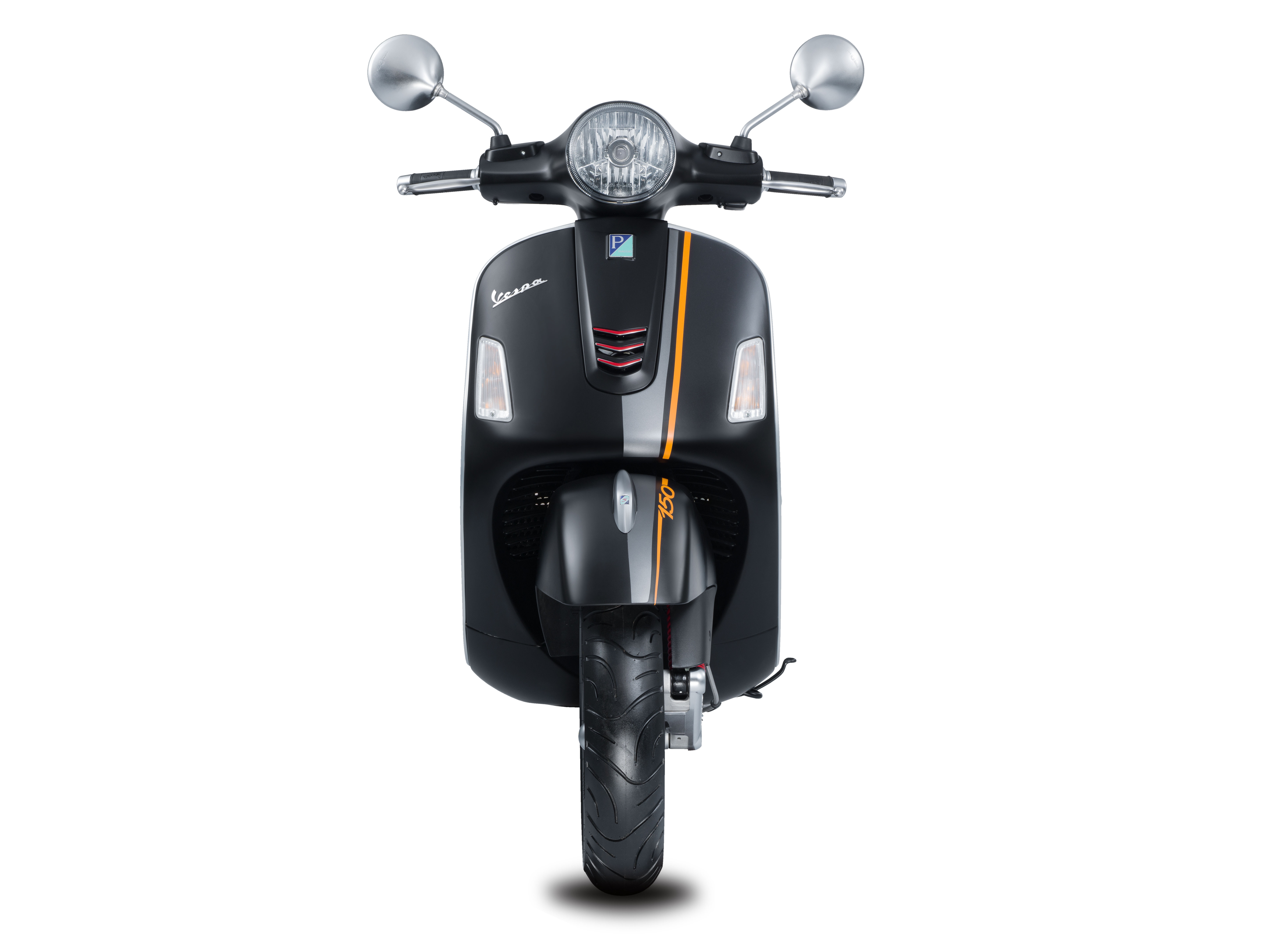 Điểm nhấn trên nền sơn đen mờ của Vespa Sprint 150 3V i.e và Vespa GTS 150 Super 3V i.e là sticker màu cam ở yếm, chắn bùn trước và đuôi xe. Bên cạnh đó, yên xe cũng được trang trí đường viền màu cam, kết hợp cùng màu đen làm tăng thêm vẻ thể thao của 2 chiếc Vespa. 