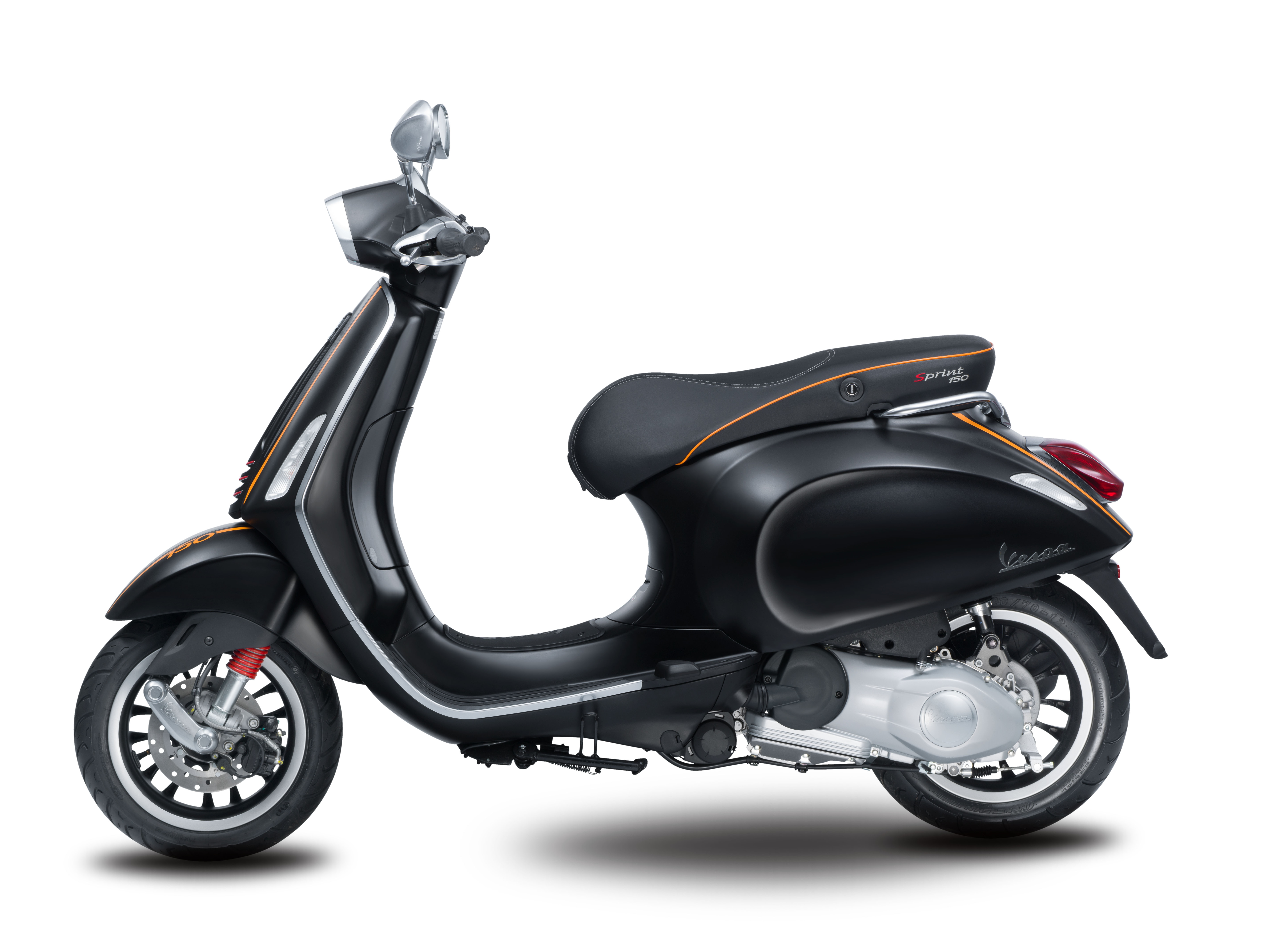 Vespa Sprint 3V i.e được Piaggio Việt Nam giới thiệu hồi tháng 4 năm ngoái. Mẫu xe tay ga này nhắm tới đối tượng khách hàng nam giới, thay thế cho dòng xe Vespa S trước đó. 