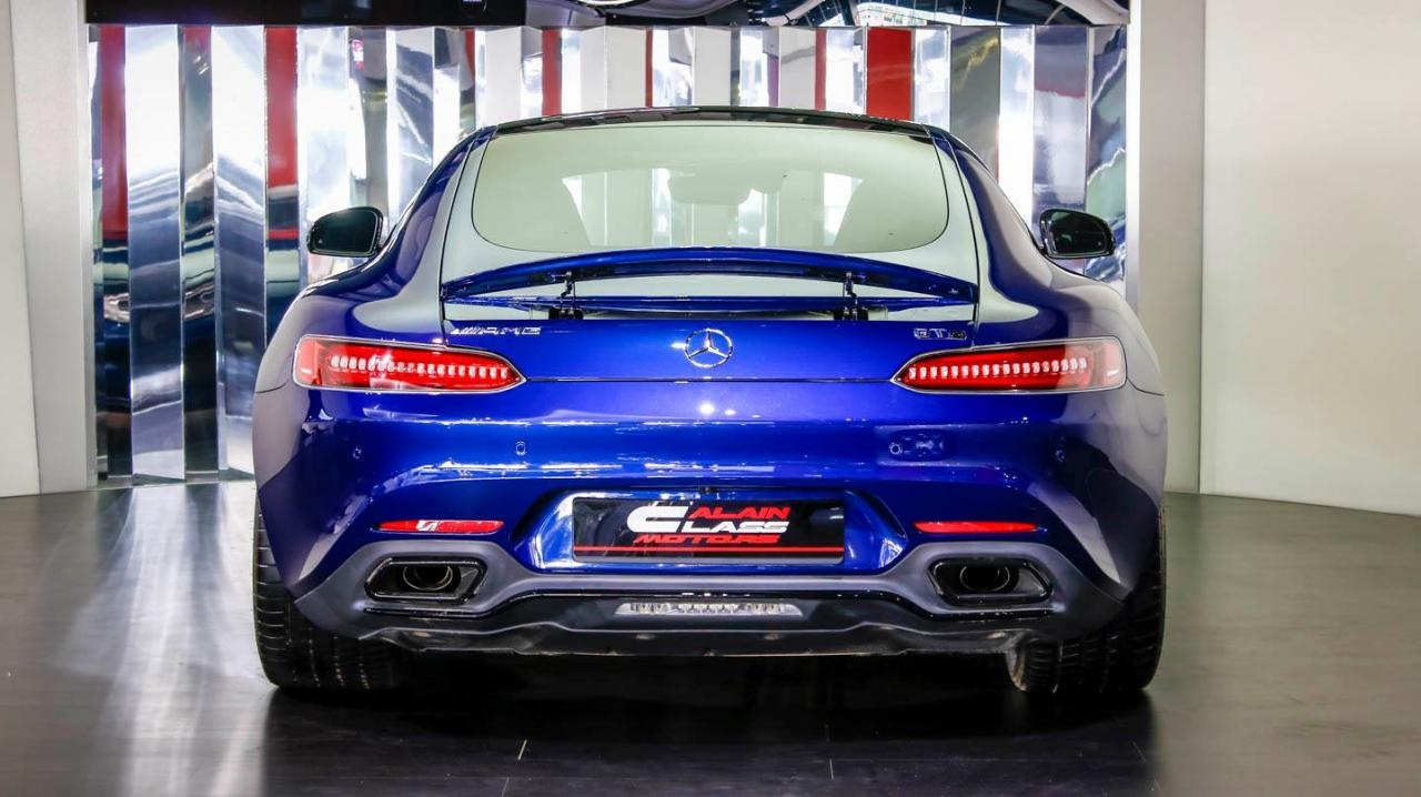 Mercedes – AMG GT S được trang bị động cơ V8 4,0 lít, tăng áp kép, mang lại công suất 510 mã lực và mô-men xoắn cực đại 650 Nm, giúp xe có thể tăng tốc từ 0-100 km/h trong khoảng 3,8 giây và có thể đạt vận tốc tối đa 310 km/h. 