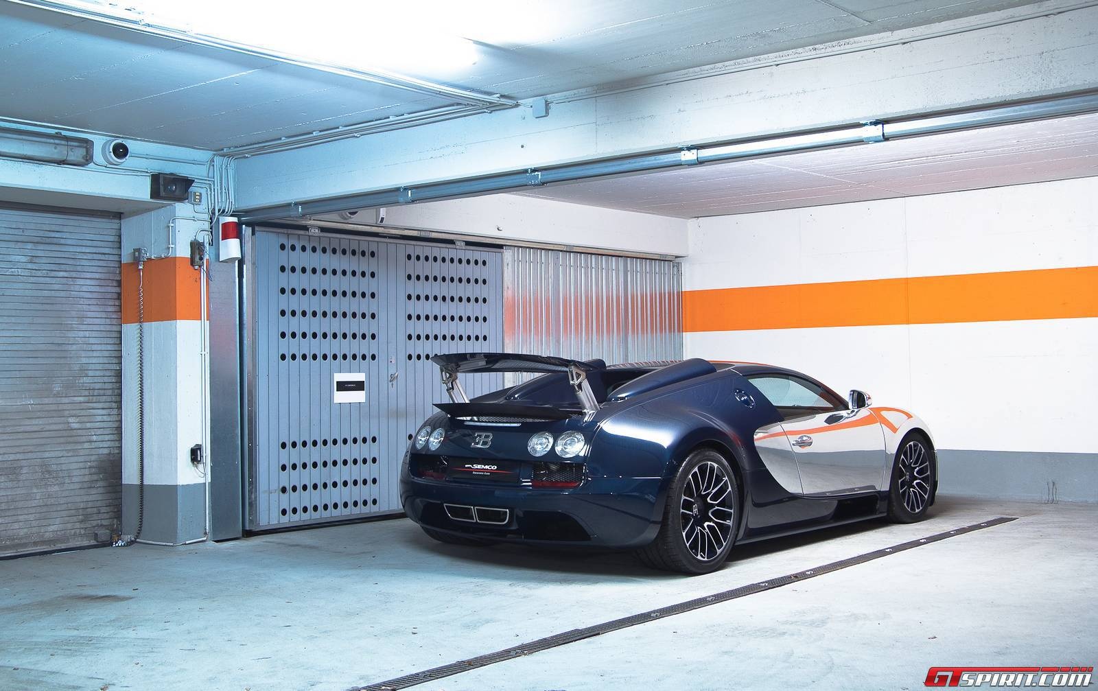 Bugatti Veyron Legend Ettore Bugatti là mẫu cuối cùng trong loạt 6 siêu xe Bugatti huyền thoại, có số lượng sản xuất chỉ 3 chiếc. Được phát triển từ siêu xe mui trần Bugatti Veyron Grand Sport Vitesse, phiên bản đặc biệt Ettore Bugatti được trang bị nhiều điểm nhận dạng khác biệt với phần lớn những siêu xe Veyron tiêu chuẩn.