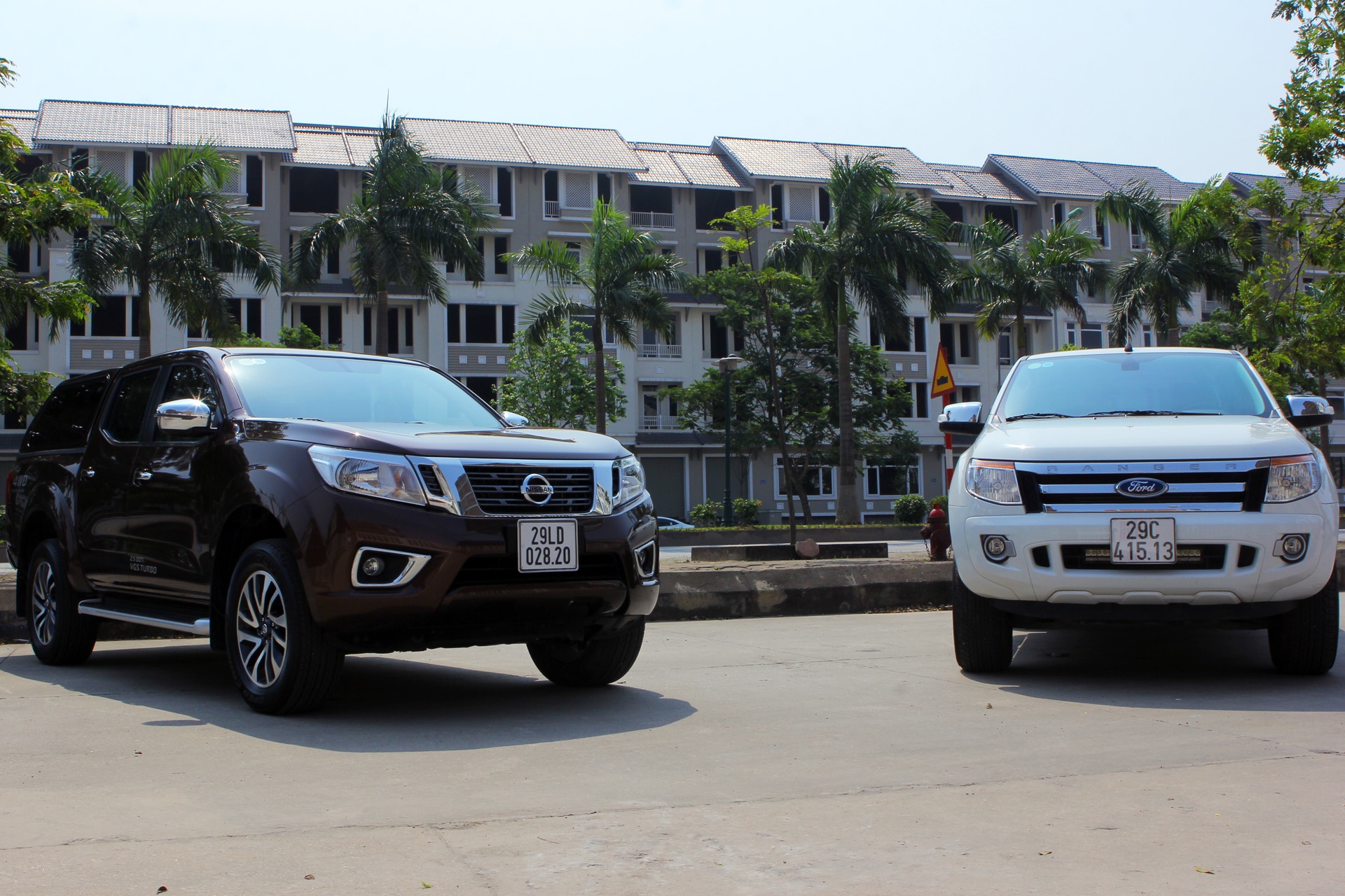 NP300 Navara SL va Ranger XLT: Ke tam lang, nguoi nua can hinh anh
