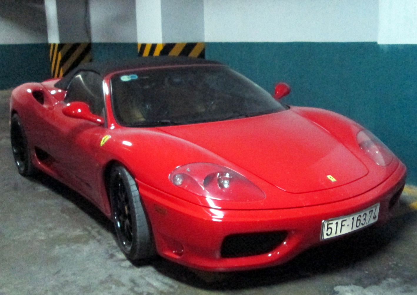Sieu xe Ferrari 360 Spider nam phu bui trong ham xe Sai Gon hinh anh