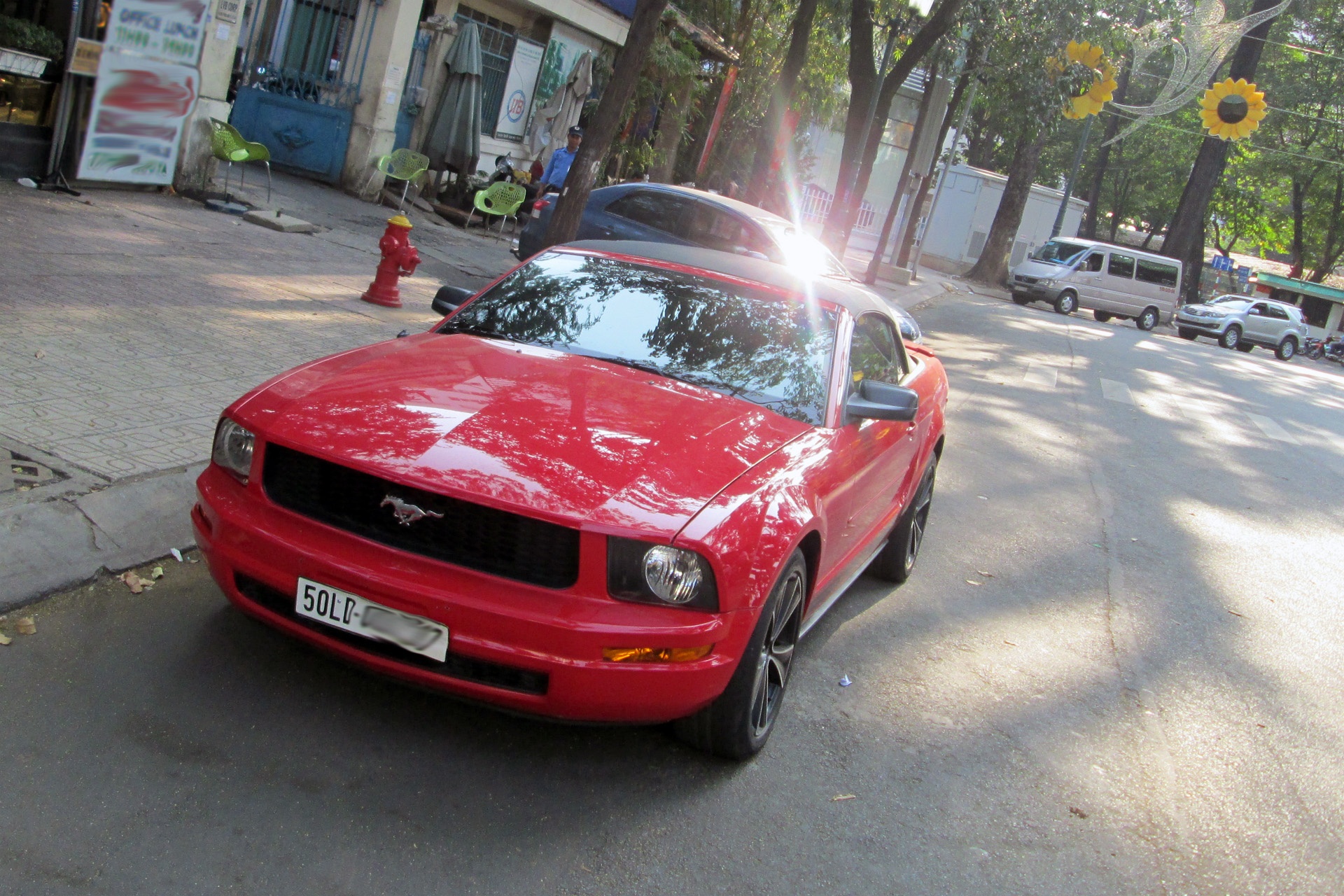Ford Mustang mui tran 2005 khoe dang tren pho Sai Gon hinh anh