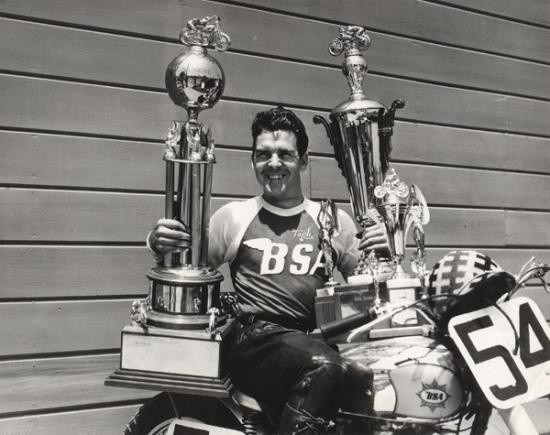 Nick Nicholson tay đua từng giữ nhiều vô địch cùng chiếc BSA của ông.