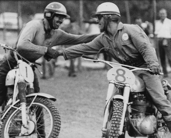 Jeff-smith hai tay đua cùng sở hữu BSA trong giải Six day năm 1960.