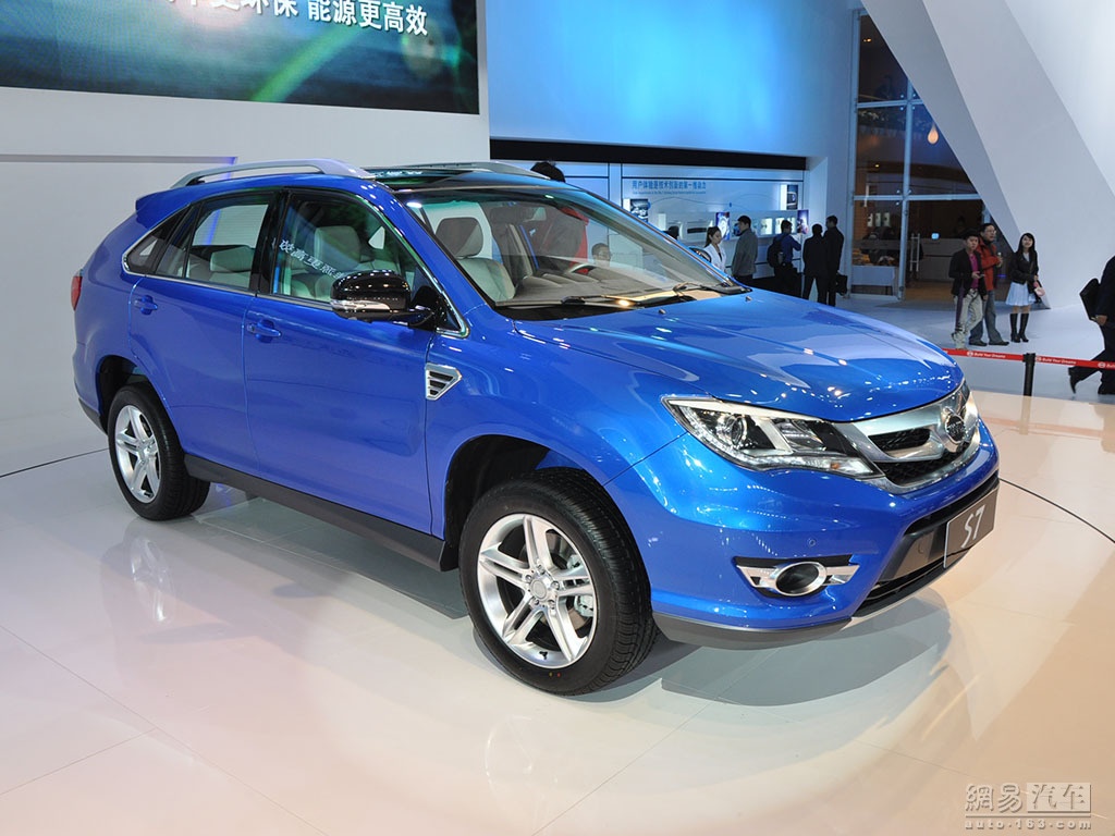 BYD thương hiệu xe Trung Quốc khá quen thuộc tại Việt Nam cũng không phải ngoại lệ của sự làm nhái. Mẫu S7 của hãng xe Trung Quốc không có nhiều khác biệt so với mẫu SUV Lexus RX.