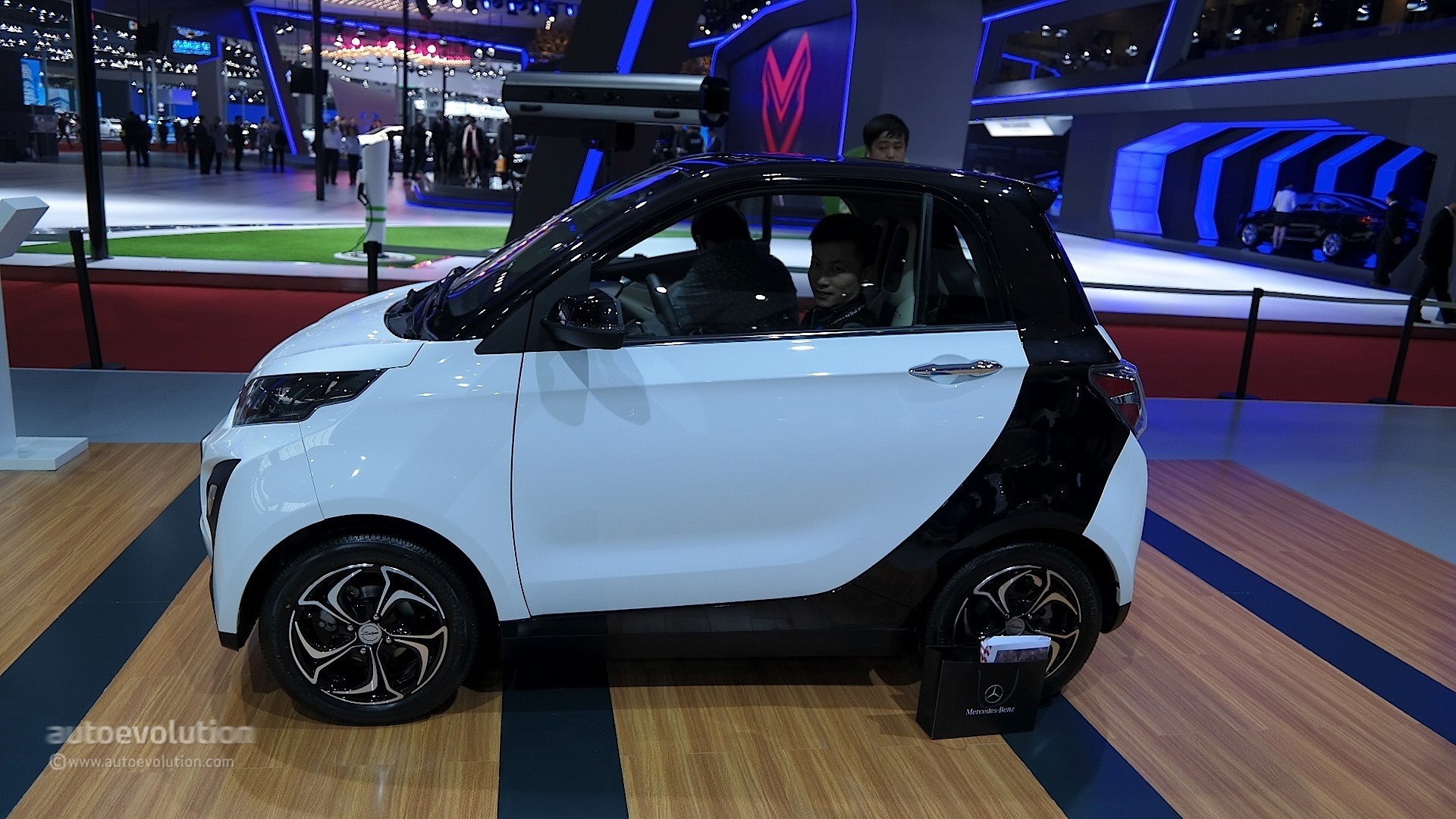 Zotye E30 là mẫu xe điện cỡ nhỏ được giới thiệu tại triển lãm xe Thượng Hải 2015. Mặc dù là một cái tên lạ lẫm, kiểu dáng của Zotye E30 lại giống hoàn toàn với mẫu xe Smart ForTwo. Theo công bố của nhà sản xuất Zoyte có khả năng vận hành liên tục trên quãng đường 149 km, vận tốc tối đa khoảng 80 km/h.