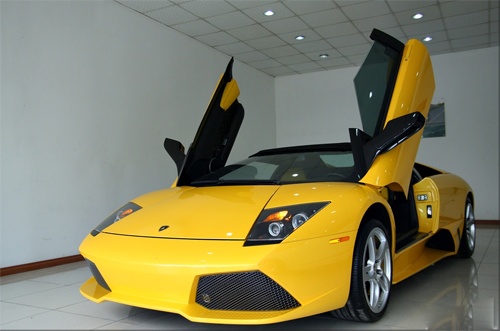 Siêu xe Lamborghini Murcielago LP640 Roadster nằm trong showroom tại Hà Nội năm 2011. Ảnh: