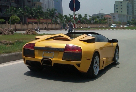 Siêu xe mui trần Lamborghini Murcielago Roadster LP640 làn bánh trên đường phố Hà Nội hồi tháng 6/2011. Ảnh: OF