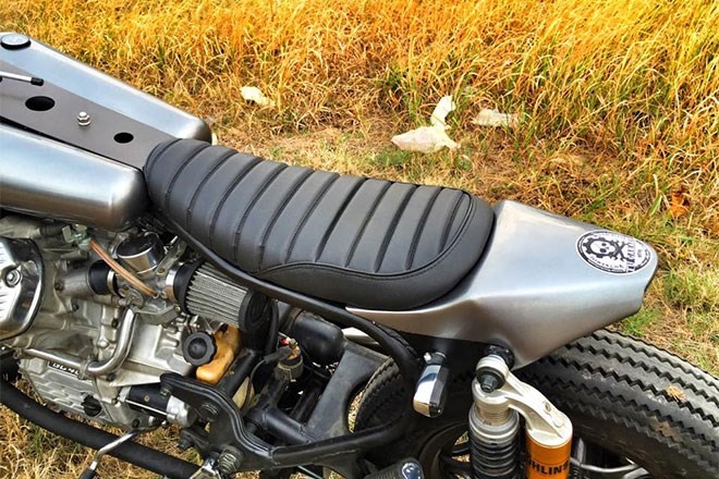 Xe được trang bị cặp tay lái thửa của Ducati 1098 cùng cặp tay nắm Rizoma và cụm công tắc lấy từ Ducati 848.