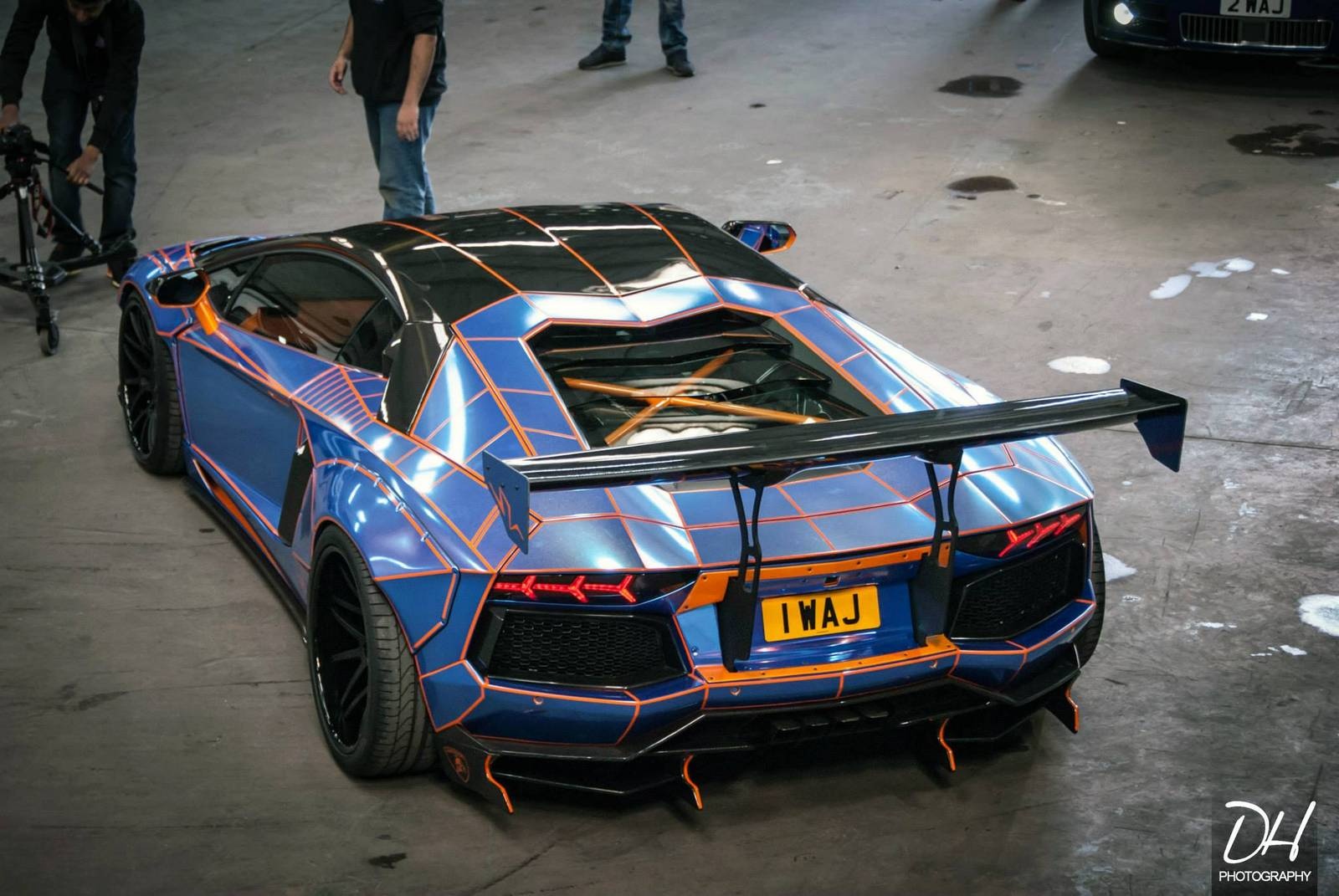 Bên cạnh đó, siêu xe này còn được trang bị bộ vành xe màu đen đặc biệt của hãng Forgiato Wheels và hệ thống treo AirRex tiên tiến.