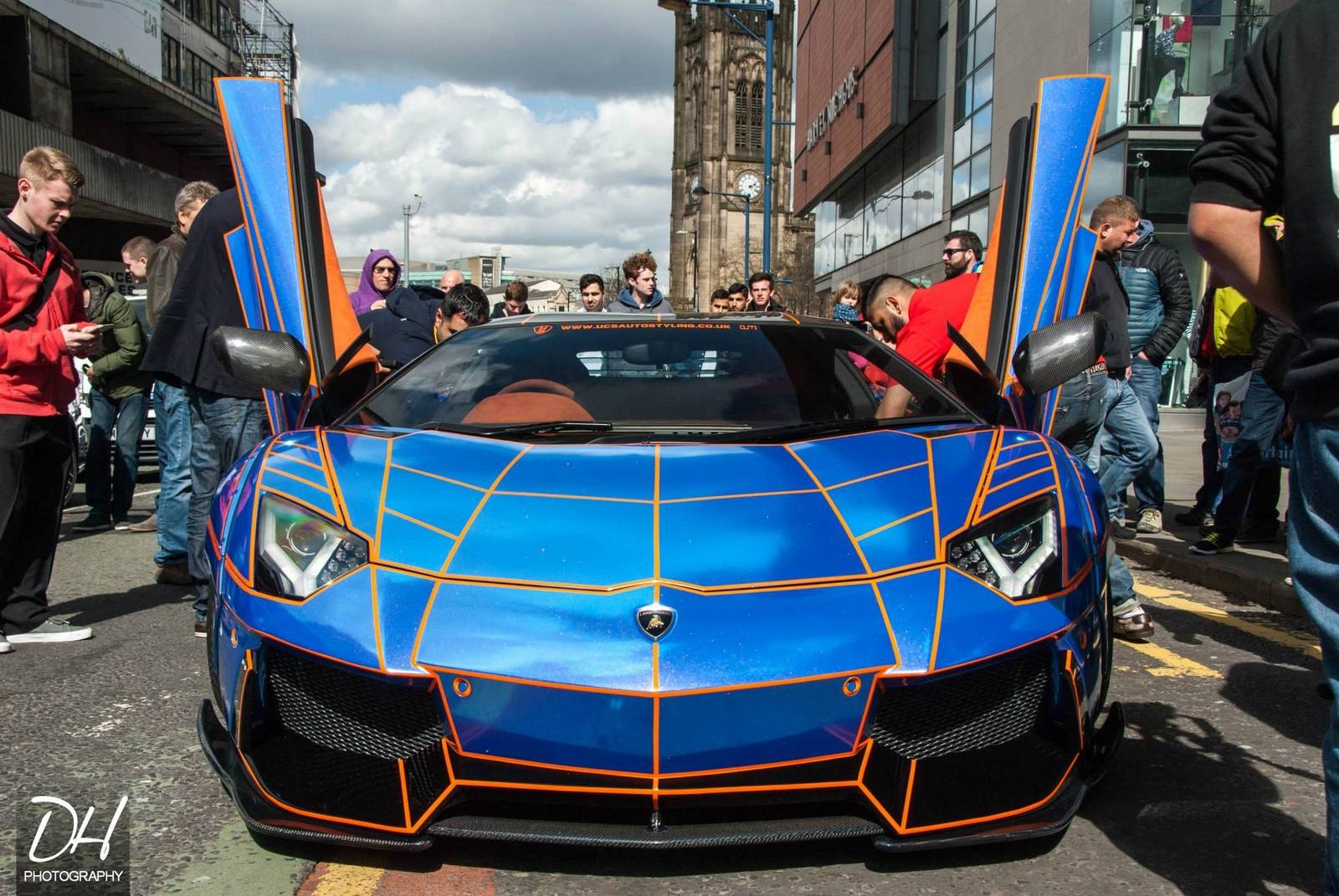 Lamborghini Aventador LP700-4 là một trong những siêu xe có số lượng phiên bản độ nhiều nhất trên thế giới. Phiên bản độ màu xanh, kết hợp những đường nét màu cam sử dụng dàn vỏ của hãng Liberty Walk. 