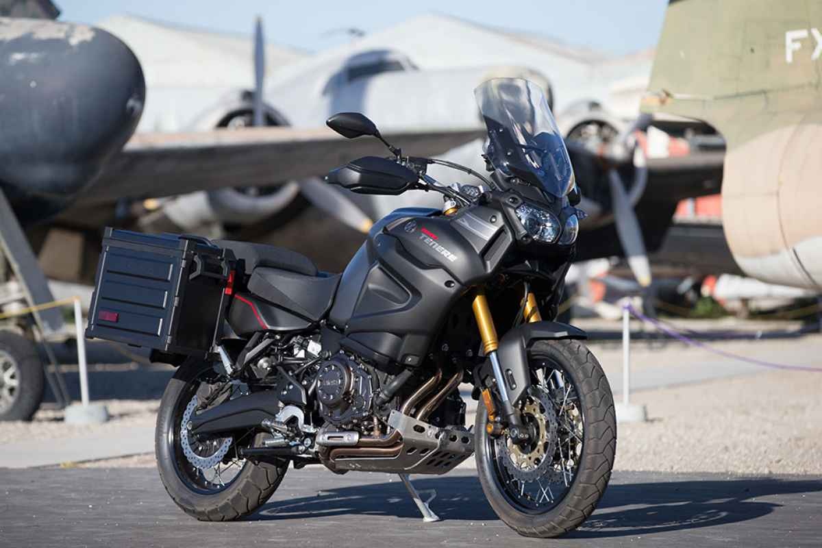 Super Tenere ES là một lựa chọn tốt đối với những tay lái sở hữu thân hình cao to. Chiều cao yên của mẫu xe này có thể tuỳ chỉnh phù hợp với người lái. Bình xăng xe dung tích 24 lít giúp giảm bớt số lần phải ghé trạm xăng khi di chuyển trên những cung đường dài. Cung cấp sức mạnh cho xe là động cơ 1.199 phân khối, làm mát bằng dung dịch, xi-lanh đôi. Mức tiêu hao nhiêu liệu theo công bố từ nhà sản xuất là 16,5 km/ lít. Giá bán của Yamaha Super Ténéré ES từ <abbr class=