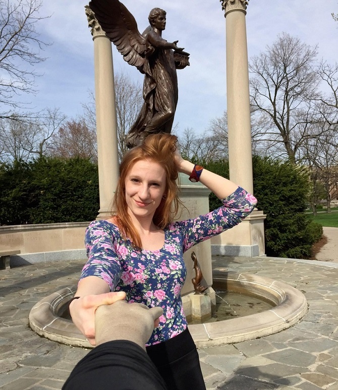 Hai nhà thiết kế rất yêu thích việc chụp ảnh tự sướng ở mọi lúc, mọi nơi mà họ đến. Tuy nhiên, họ cảm thấy chụp ảnh tự sướng một mình thật cô đơn vì không có người bên cạnh. Vì thế cả hai đã sáng tạo ra cánh tay 