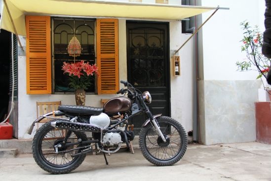 Nhằm đưa Scrambler trở nên thân thiện và gần gũi hơn với nhiều đối tượng đam mê dòng xe này, chọn Win như một cách tối giản, hữu dụng khắc phục những khó khăn thường gặp ở dòng xe lớn, cũng là để tiết kiệm kinh phí cho người chơi vì dòng xe này thân thuộc và cũng không khó khi mua đồ đạc để thay thế hoặc sửa chữa. Kết hợp động cơ Honda Wase 100cc số tự động,việc điều khiển xe thực sự dễ dàng hơn nhiều với chị em ngại đi xe côn tay, nay đã được khắc phục.