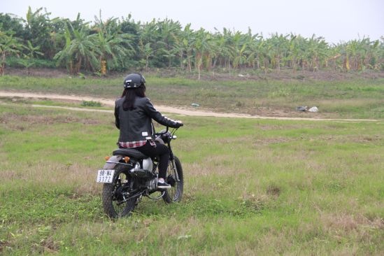 Lý giải cho nguyên do đưa ra quyết định đi đến với Scrambler, chị Thanh Thủy - chủ nhân của mẫu xe nữ kể trên - thổ lộ: Chiếc xe giúp chị giải tỏa những muộn phiền, vướng mắc trong cuộc sống, nguyên do để chị tham gia làm thành viên trong CLB Conxeart. Đây là thú chơi có văn hóa, có cộng đồng. Chị được đặt câu hỏi cho những thắc mắc của người mới chơi xe và nhận lại câu trả lời cụ thể, mang tính chia sẻ đóng góp xây dựng từ những người đồng đội trong câu lạc bộ.