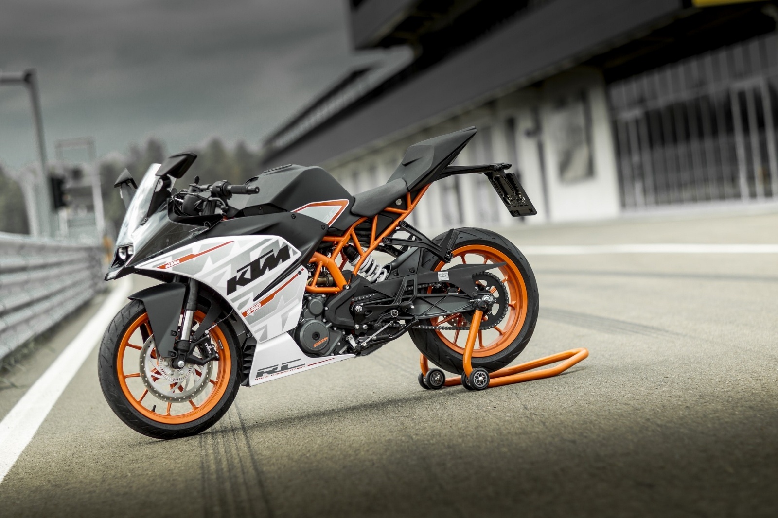 Mẫu sportbike của KTM sở hữu thiết kế khá lạ mắt. Ảnh: Autohug.