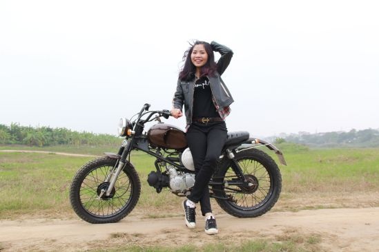 Tho do Viet che xe scrambler danh cho biker nu hinh anh