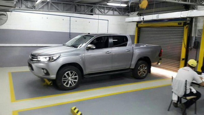 Toyota Hilux moi co 2 tuy chon dong co hinh anh