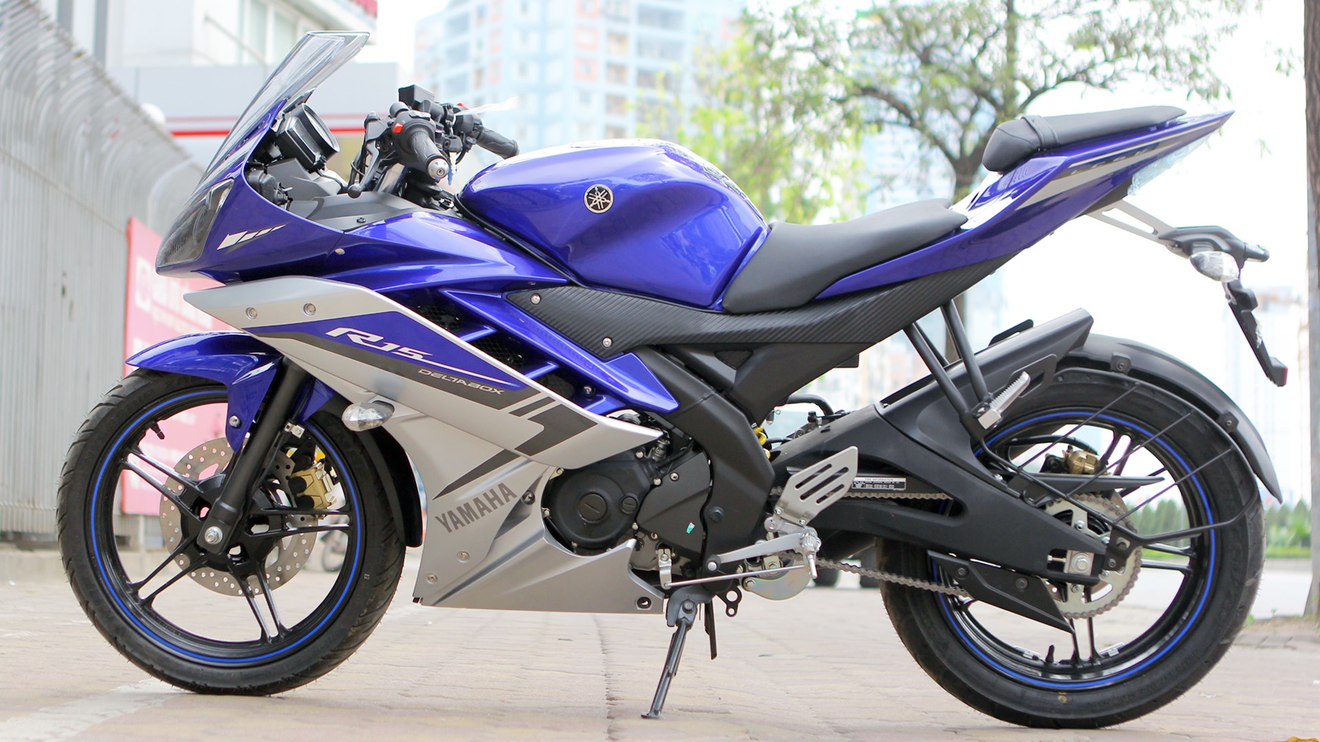 Đặc biệt mẫu R15 màu xanh GP được phối theo phong cách của siêu môtô R1 2015 ra mắt cách đây không lâu. 