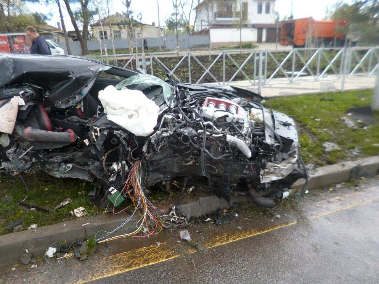Nissan GT-R nat vun khi dam do cot dien o van toc 170 km/h hinh anh