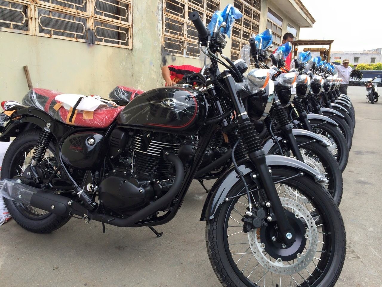 Moto 250 phan khoi Kawasaki dang co dien ve Ha Noi hinh anh