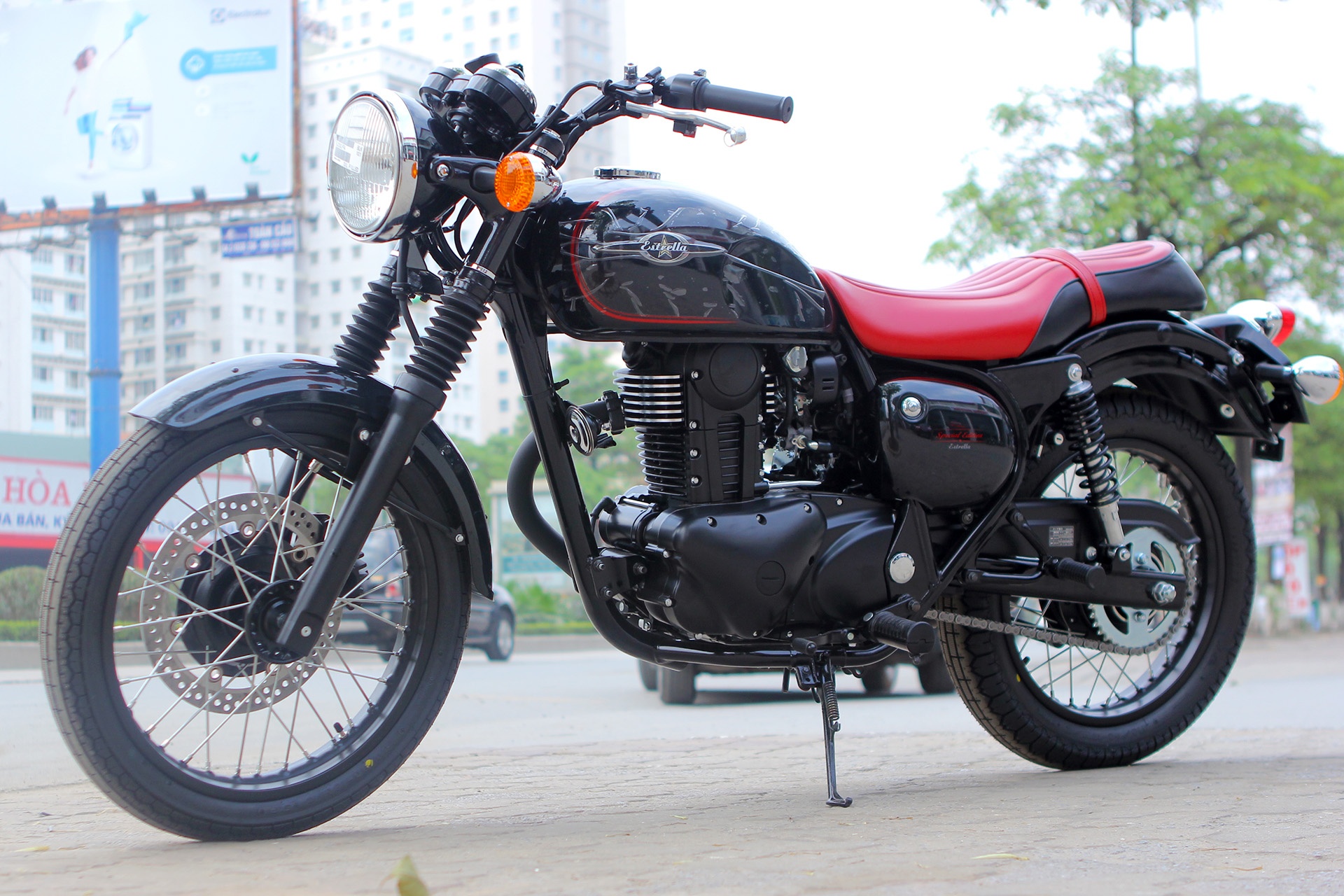 Chi tiet Kawasaki 250 phan khoi dang co dien tai Ha Noi hinh anh