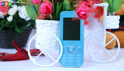 Q-mobile Q150 có màn hình màu 2,4 inch độ phân giải 320 x 240 pixel. Máy có camera 0,3 MP có thể quay video. Máy cũng có khe cắm thẻ nhó, có thể nghe nhạc, xem video, ghi âm, nghe radio FM. Pin máy có dung lượng 1.500 mAh. Giá tham khảo: 389.000 đồng