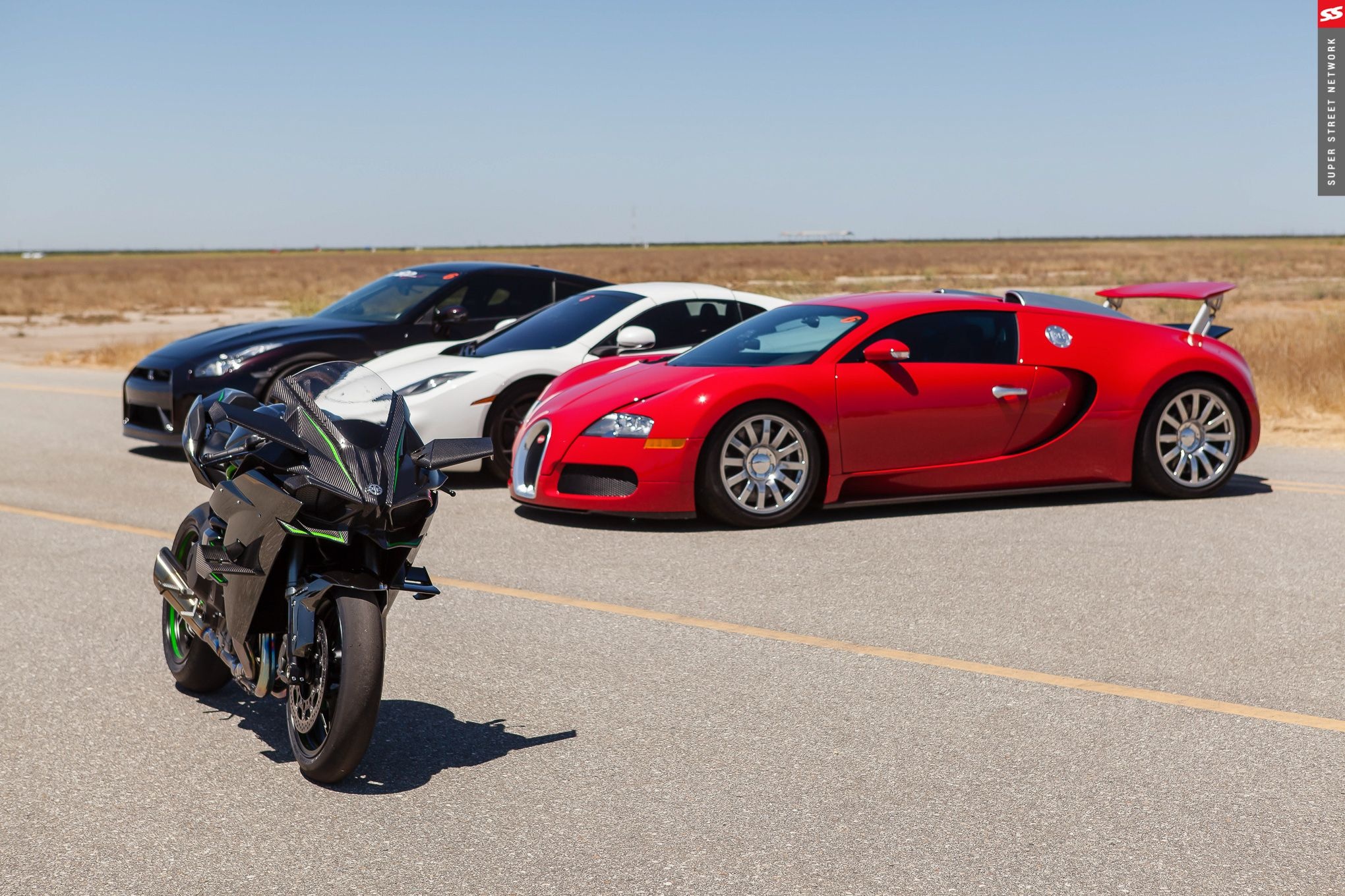 Sieu moto Kawasaki Ninja H2R danh bai Bugatti Veyron do hinh anh