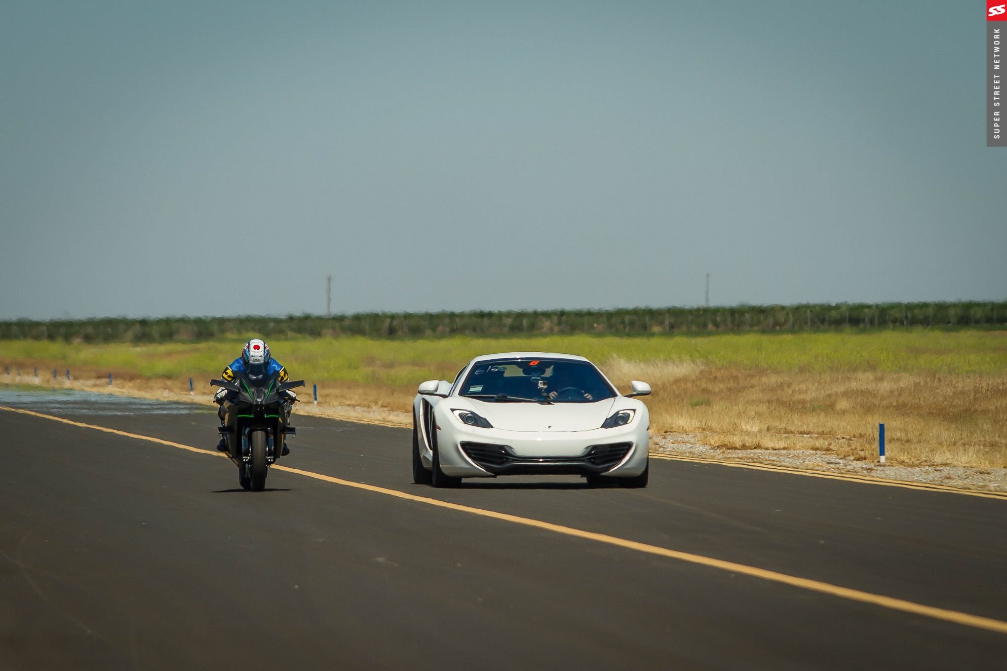 Ninja H2R đọ sức cùng McLaren MP4-12C. Ảnh: Sport rider.
