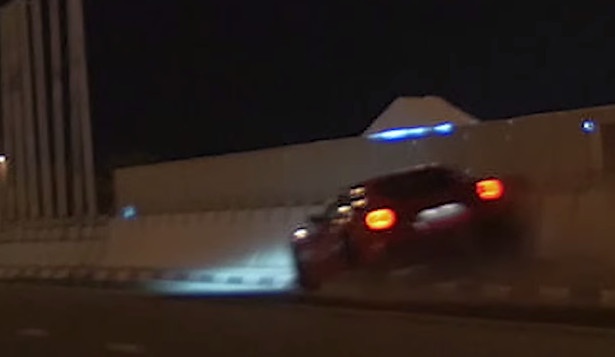 Sieu xe Ferrari F12 Berlinetta gap nan khi dua tren pho hinh anh