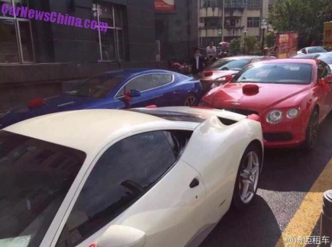 Đi về phía cuối hàng xe có thể bắt gặp những siêu xe nổi tiếng khác như Ferrari 458 Italia trắng, Aston Martin Rapide màu xanh dương và mẫu xe siêu sang Bentley Continental GT màu đỏ. 