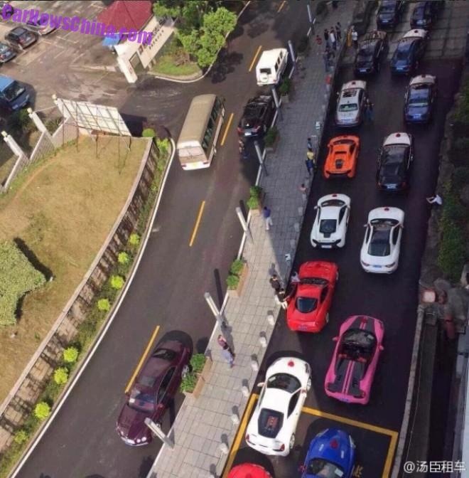 Một loạt những siêu xe khác như Ferrari 458 Spider mang tông màu hồng pha đen khi nhìn từ trên cao