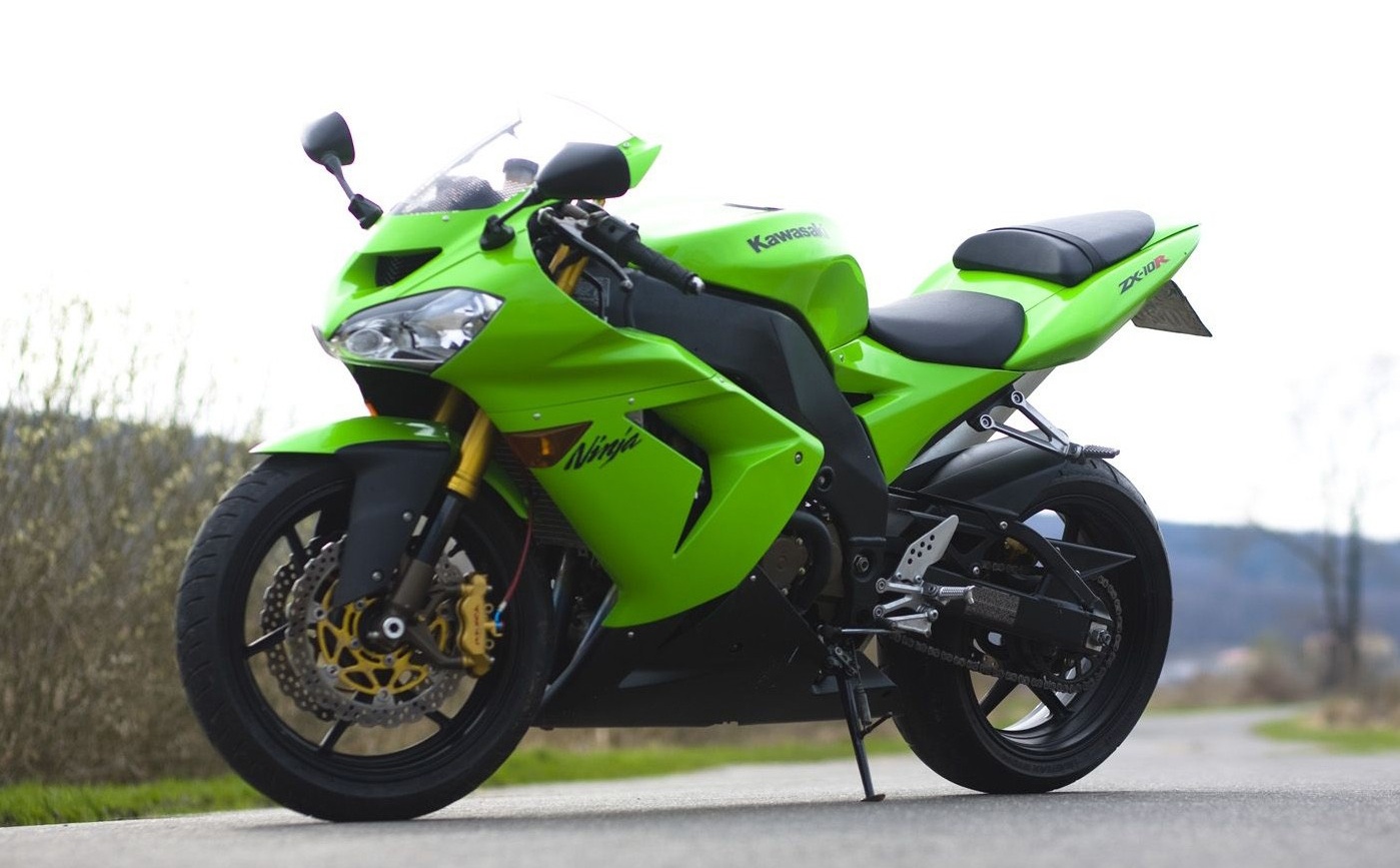 Kawasaki ZX-10R đời 2004-2005 được nhiều người biết đến khi sở hữu ưu điểm về tốc độ. Mẫu sportbike Nhật Bản mang trên mình khối động cơ mạnh mẽ, trọng lượng nhẹ và trục cơ sở ngắn nhất phân khúc. Những yếu tố này mang lại không ít khó khăn cho cả các tay lái kinh nghiệm. Chiếc xe thường mang đến cảm giác chồm lên theo mỗi nhịp vặn tay ga của người lái. Ngoài ra, bộ đĩa phnanh xe trước sau khá nhỏ, làm giảm khả năng hãm xe khi đang chạy. Chính vì vậy, những tay lái mới được khuyên không nên lựa chọn Kawasaki ZX-10R đời cũ. 
