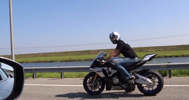 Yamaha R1M dua duong thang cung Nissan GT-R tren pho hinh anh