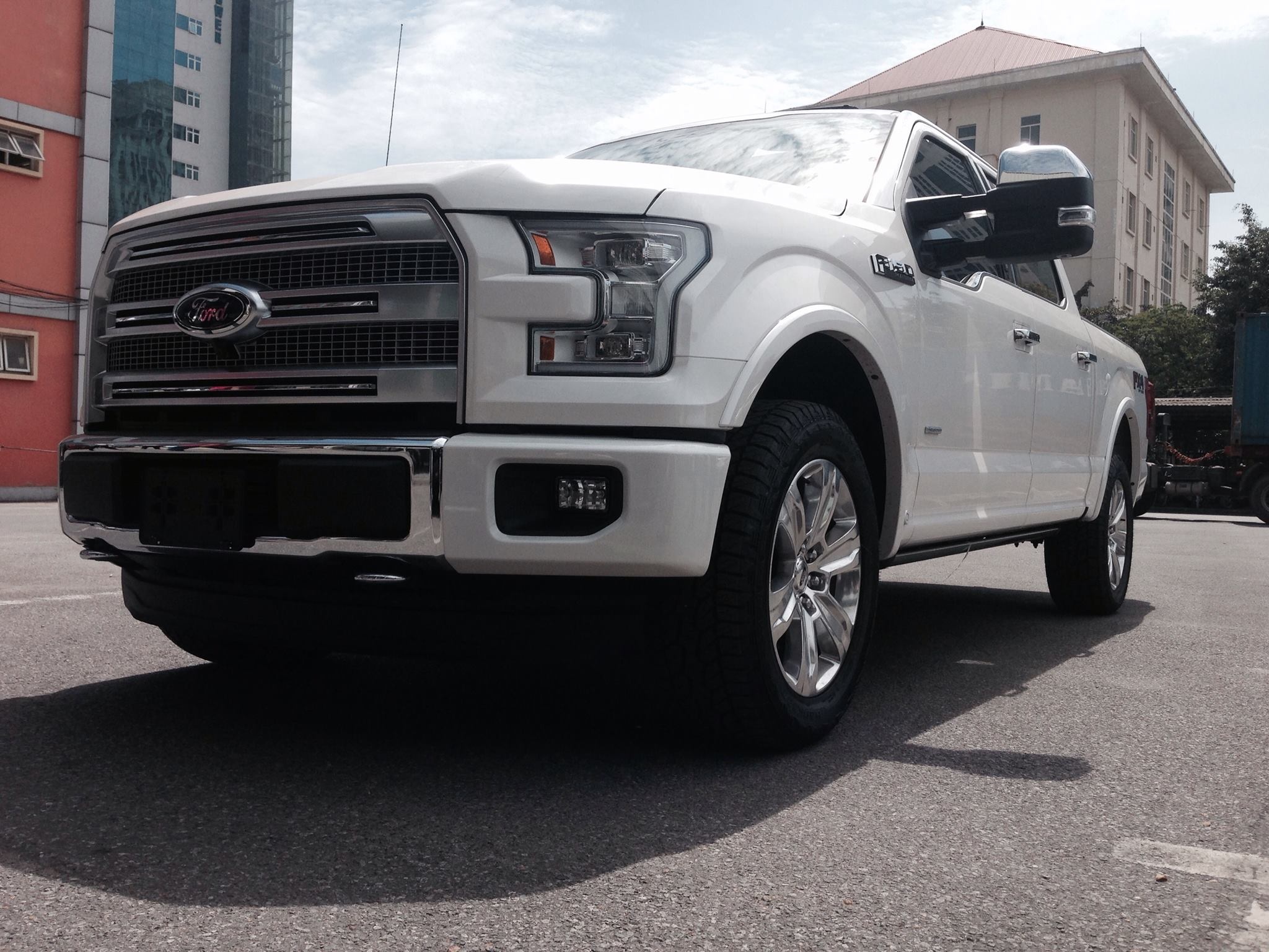Ford F-150 Platium 2015 màu trắng được nhập về Hà Nội. Ảnh: Lê Nam.