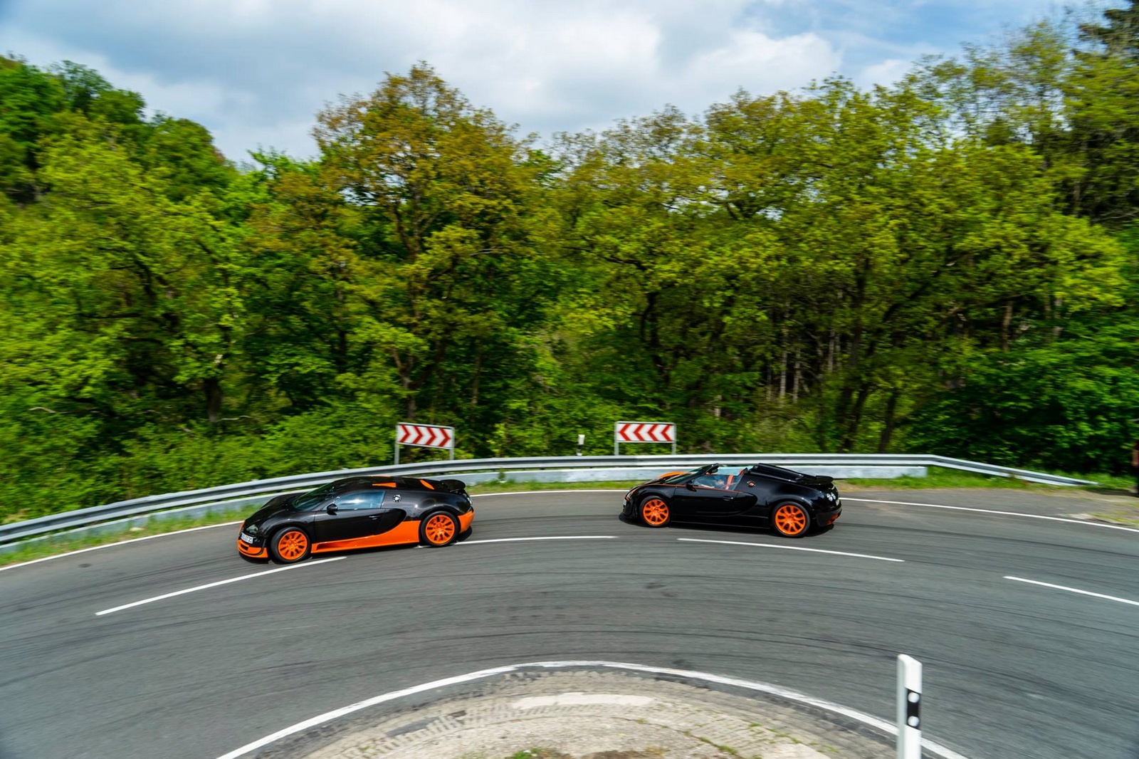Năm 2010, siêu xe Veyron 16.4 Super Sport của Bugatti đã thiết lập kỉ lục 431,072 km/h. Trong khi đó, siêu xe Veyron 16.4 Grand Sport Vitesse đã đạt vận tốc 408,84 km/h khi mở mui và nhận danh hiệu siêu xe mui trần thương mại nhanh nhất thế giới vào năm 2013.