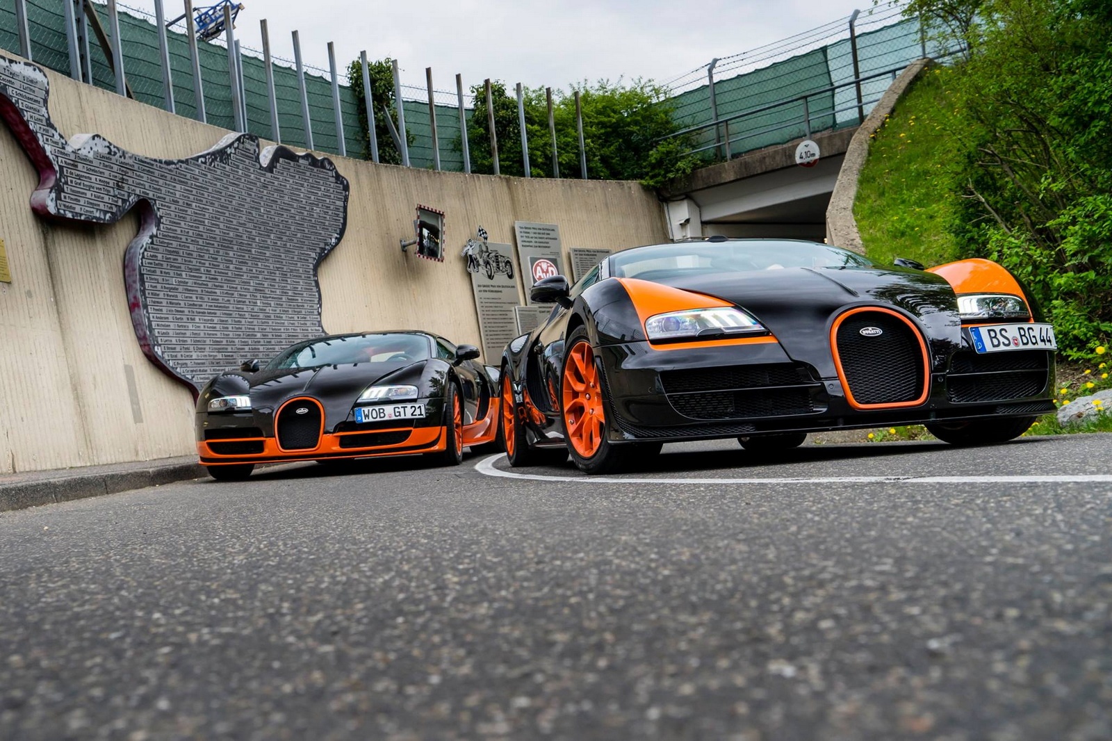 Siêu xe Bugatti Veyron 16.4 Super Sport bản kỷ lục thế giới được ghi nhận là siêu xe có tốc độ nhanh nhất. Trong khi đó, người anh em mui trần Veyron 16.4 Grand Sport Vitesse cũng được vinh danh là siêu xe mui trần mạnh và nhanh nhất thế giới.