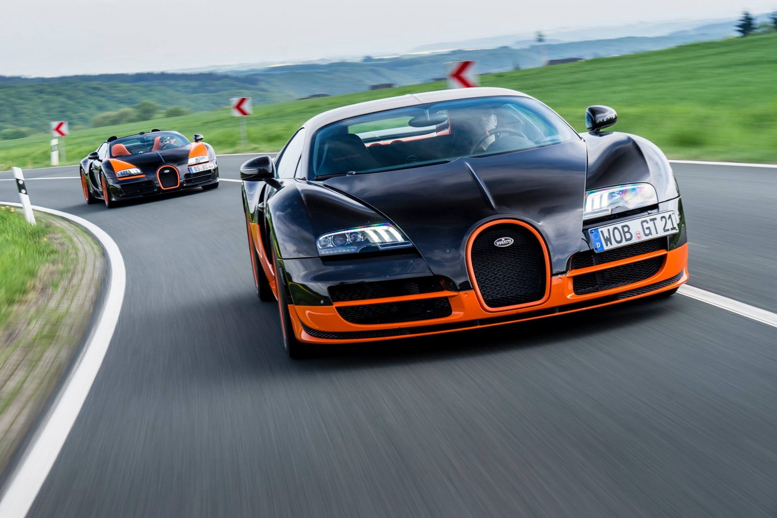 Hiện tại, Bugatti đang phát triển siêu xe  Chiron thay thế cho những chiếc Veyron đình đám. Siêu xe mới của hãng xe Pháp có thể cũng trang bị động cơ W16 8,0 lít như thế hệ Veyron hiện tại.