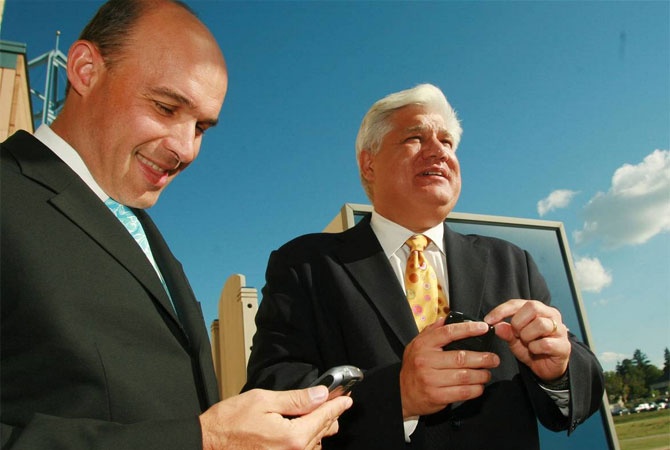 iPhone da ha guc BlackBerry ngoan muc den muc nao? hinh anh