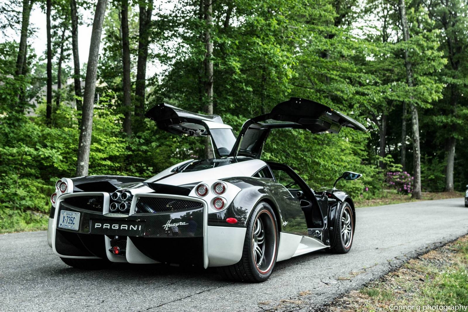 Bên cạnh ngoại thất được thiết kế khác biệt, nội thất của Huayra “The King” cũng bắt mắt, khi kết hợp tông màu trắng và đen cho loại vật liệu sợi carbon. Chính những yếu tố khác biệt ở ngoại thất và nội thất đã giúp siêu xe của Pagani không “đụng hàng” với bất kỳ siêu xe nào.