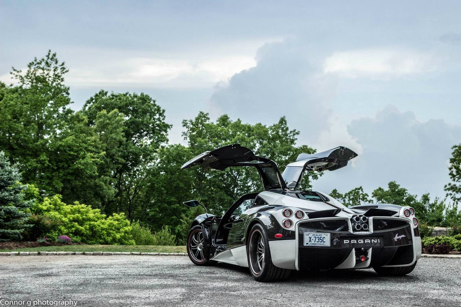 Pagani Huayra được trang bị động cơ V12 6L, công suất 720 mã lực và mô-men xoắn cực đại 1.003 Nm, đi cùng hộp số 7 cấp, cho khả năng tăng tốc từ 0-100 km/h trong dưới 3 giây.