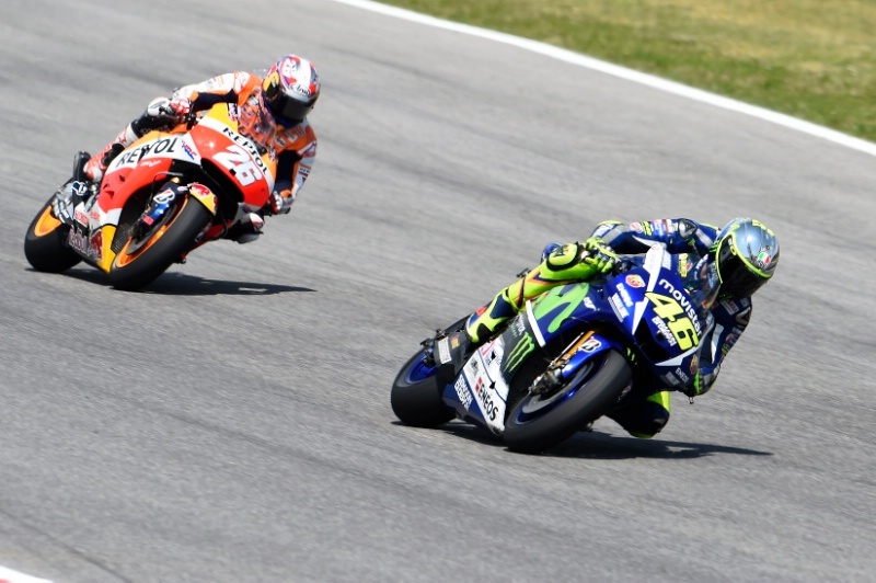 Valentino Rossi về đích ở vị trí thứ 3 khi vượt qua Pedrosa của đội Repsol Honda. Ảnh: Crash.