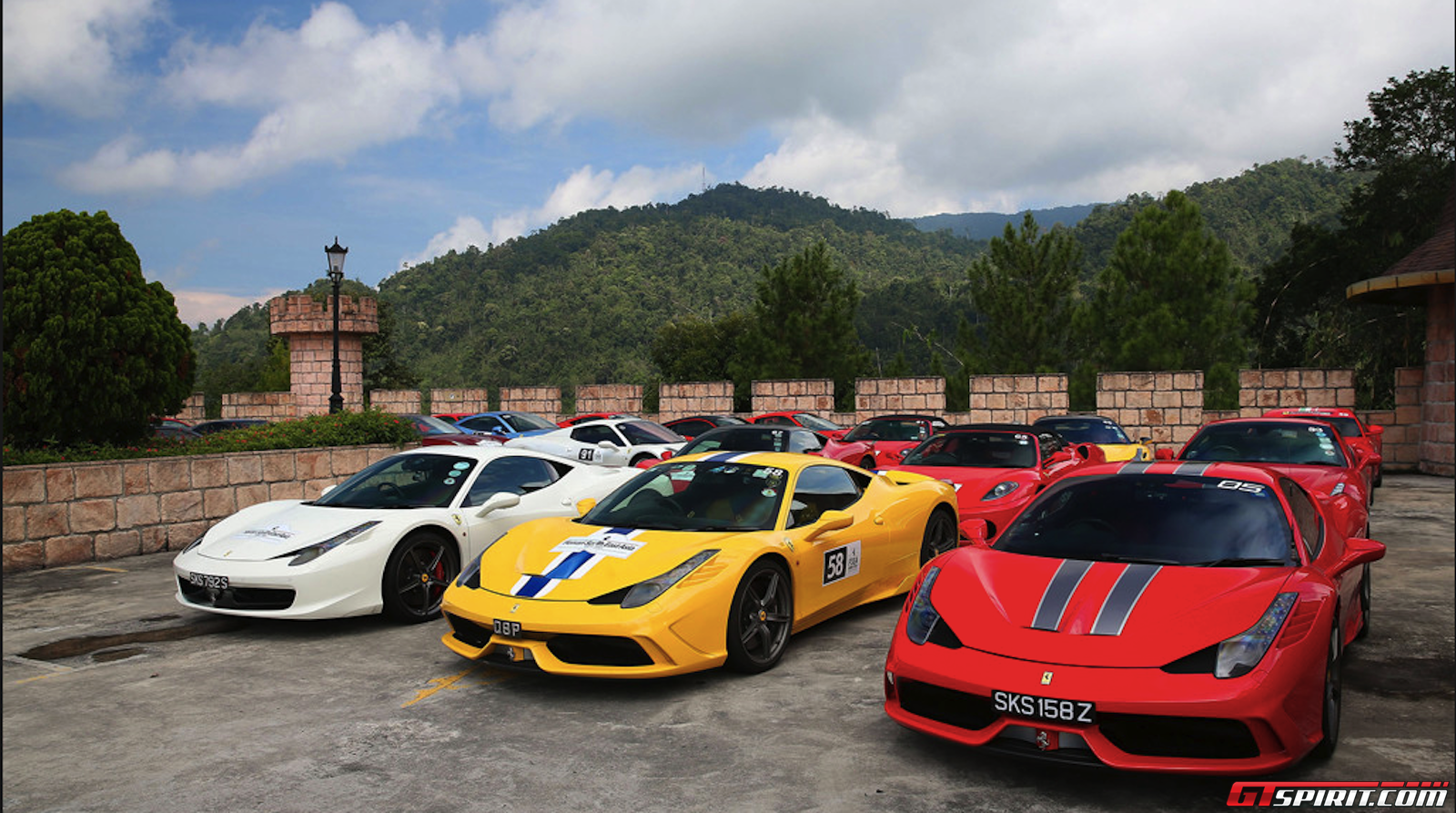 Không khó nhận ra những siêu xe nổi tiếng của Ferrari trong đoàn diễu hành như 458 Italia, F12 Berlinnetta, F430, Ferrari FF… trong đoàn xe tham gia sự kiện.