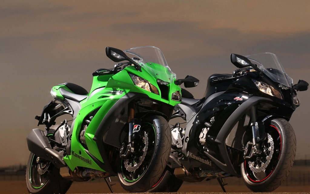 Kawasaki ZX-10R cũng là một trong những siêu môtô đình đám nhất trên thế giới. Mẫu xe của Kawasaki được nhiều tay lái đánh giá là một “chú ngựa khó thuần”, đặc biệt là những biker còn non kinh nghiệm. ZX-10R sở hữu động cơ 4 thì, 4 xi-lanh, dung tích 998 phân khối, làm mát bằng dung dịch, công suất 160 mã lực tại 11.650 vòng/phút và mô-men xoắn cực đại 99,5 nm tại 11.030 vòng/phút. Ảnh: Vehiclein