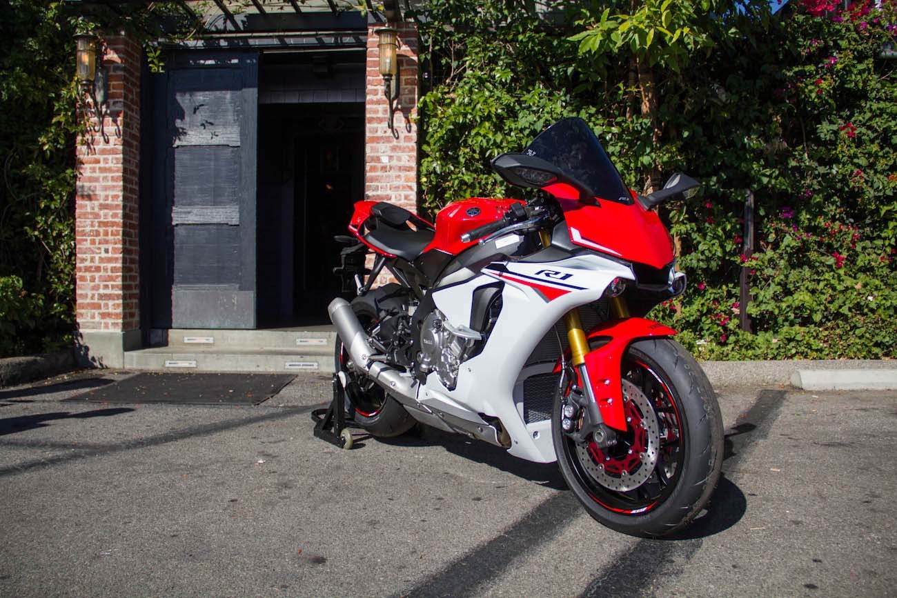 Yamaha YZF-R1 2015 được đánh giá cao nhất ở phân khúc siêu môtô. Phiên bản nâng cấp của R1 ra mắt cuối năm ngoái thay đổi toàn bộ so với trước đó, từ kiểu dáng cho đến công nghệ. Hãng xe Nhật Bản đã tích hợp vào siêu môtô của mình rất nhiều hệ thống điện tử hỗ trợ người lái. Trong khi đó, cung cấp sức mạnh cho xe là động cơ 4 thì, 4 xi-lanh thẳng hàng, 998 phân khối, 16 van, DOHC, làm mát bằng dung dịch, sản sinh công suất 200 mã lực tại 13.500 vòng/phút và 112,4 Nm mô-men xoắn tại 11.500 vòng/phút. Ảnh: Asphalandrubber