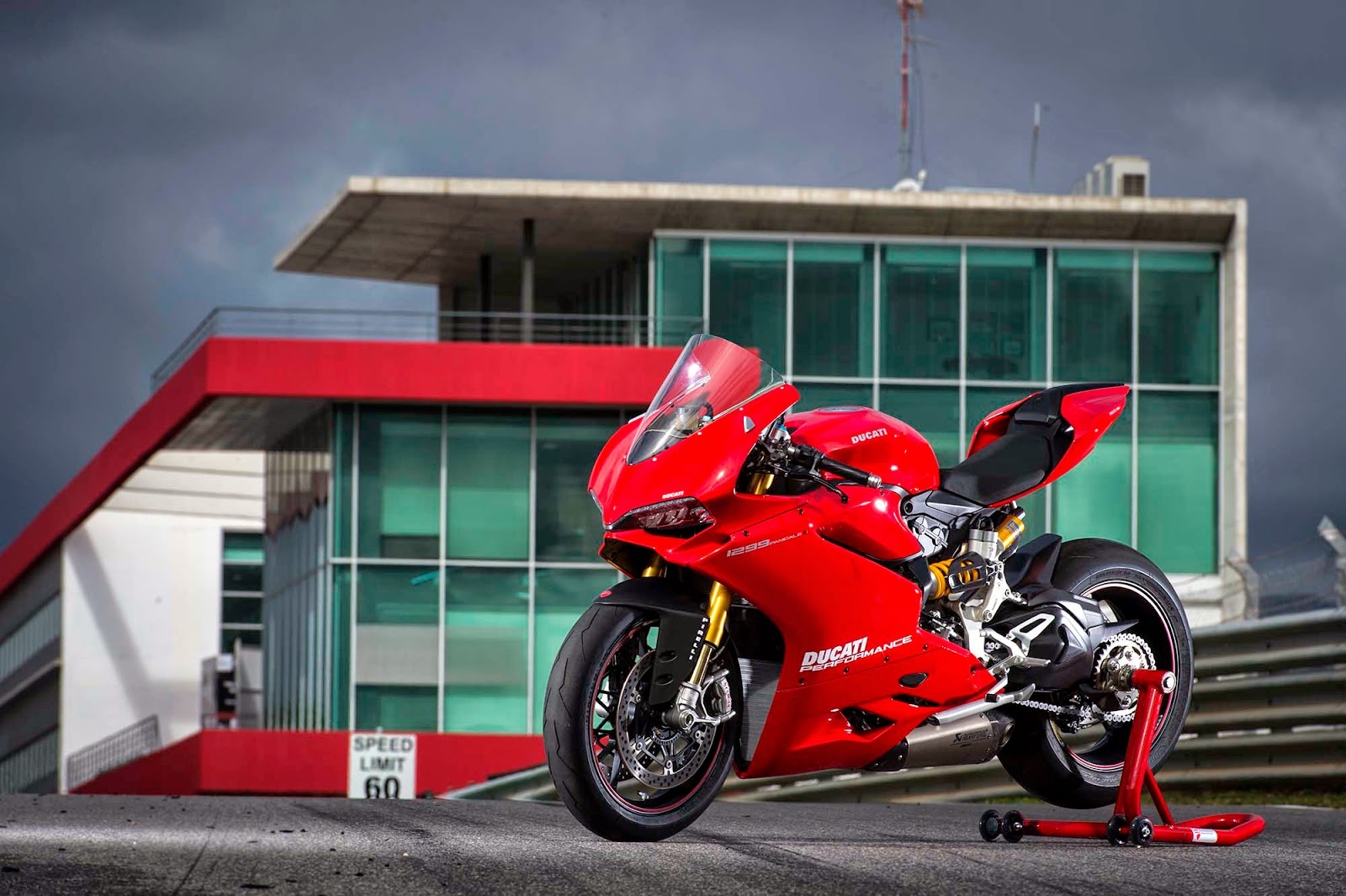 Ducati 1299 Panigale được giới thiệu cuối năm ngoái, với 3 phiên bản tiêu chuẩn, S và R. Hai phiên bản tiêu chuẩn và S sử dụng động cơ Superquadro, dung tích xi-lanh 1.285 phân khối. Trong khi phiên bản R vẫn sử dụng động cơ 1.198 phân khối để phù hợp với tiêu chuẩn xe đua. Mặc dù vậy, cả 3 phiên bản 1299 Panigale vẫn sở hữu sức mạnh 205 mã lực.  Ảnh: Ducati