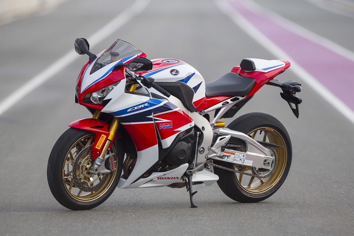 Honda Fireblade hay còn được biết đến với tên gọi CBR1000RR là cái tên quá đỗi quen thuộc đối với người chơi xe ở phân khúc superbike. Ra đời từ năm 2004, CBR1000RR được Honda thiết kế lại vào năm 2008. Siêu môtô này sở hữu khối động cơ 4 thì, 4 xi-lanh thẳng hàng, dung tích 999 phân khối, làm mát bằng dung dịch, công suất 171 mã lực tại 10.670 vòng/phút và mô-men xoắn cực đại 106,2 Nm tại 9.630 vòng/phút. Ảnh: Motorvision