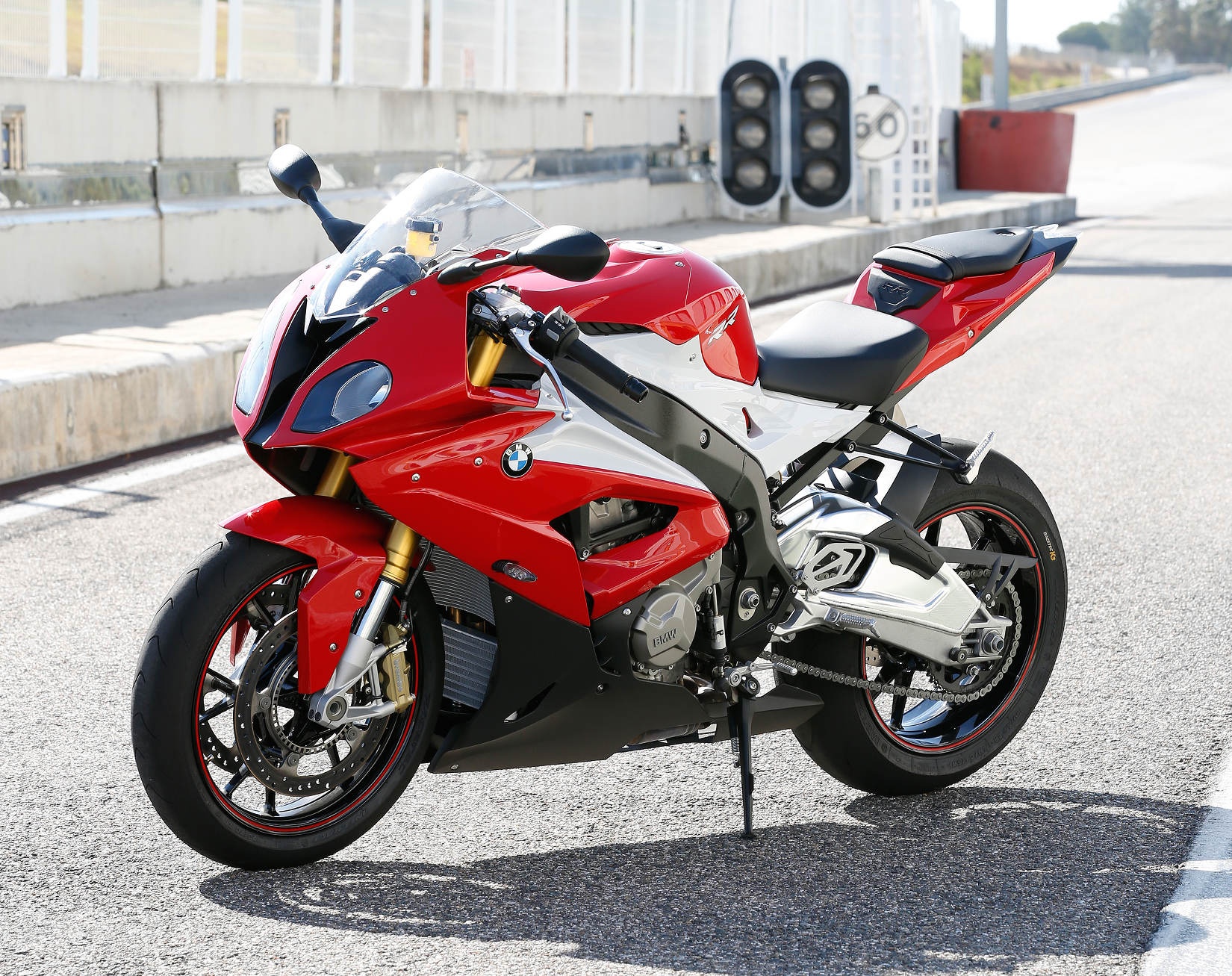 Siêu môtô S1000RR của BMW Motorrad được đánh giá là một trong những mẫu xe tốt nhất trong phân khúc. Ra đời từ năm 2005, S1000RR mới được nâng cấp vào cuối năm ngoái. Cung cấp sức mạnh cho siêu môtô của Đức là khối động cơ 4 xi-lanh thẳng hàng, dung tích 999 phân khối, làm mát bằng dung dịch, công suất 199 mã lực tại 13.500 vòng/phút và mô-men xoắn cực đại 112 Nm tại 10.500 vòng/phút. Ảnh: BMW